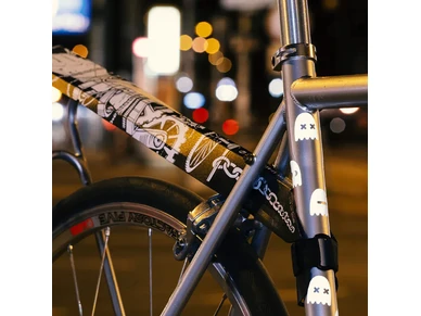 4260549142401 Polkupyoran heijastin heijastintarra Haamut White Kestava tyylikas saankestava ja helppo kiinnittaa Sopii sileille pinnoille Hanki omasi nyt2 kuva