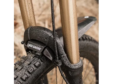 Pikalokasuoja eteen ASS SAVERS Mudder musta Ass Saver Mudder Regular pikalokasuoja joustokeuloihin Helppo ja nopea asennus ilman tyokaluja image