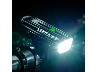 1 LED 6 V804 Ladattava led etuvalo LEZYNE Super Drive 1800 Smart musta Tilaa polkupyoran valot edullisesti eBikeparts verkkokaupasta 1 image