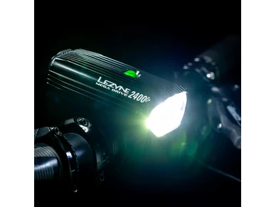 1 LED 7 V404 Ladattava led etuvalo LEZYNE Mega Drive 2400 musta Tilaa polkupyoran valot edullisesti eBikeparts verkkokaupasta 1 image