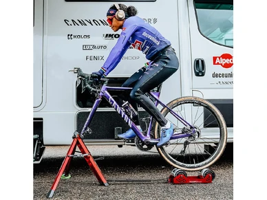 Feedback Sports Omnium Over Drive Kannettava ja hiljainen harjoitusvastus pyorailyyn Treenaa missa tahansa kotona matkalla tai kisaviikonloppuina Polkupyoran harjoiturullat traineri sisapyoraily 2 image