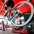 Feedback Sports Omnium Over Drive Kannettava ja hiljainen harjoitusvastus pyorailyyn Treenaa missa tahansa kotona matkalla tai kisaviikonloppuina Polkupyoran harjoiturullat traineri sisapyoraily 3
